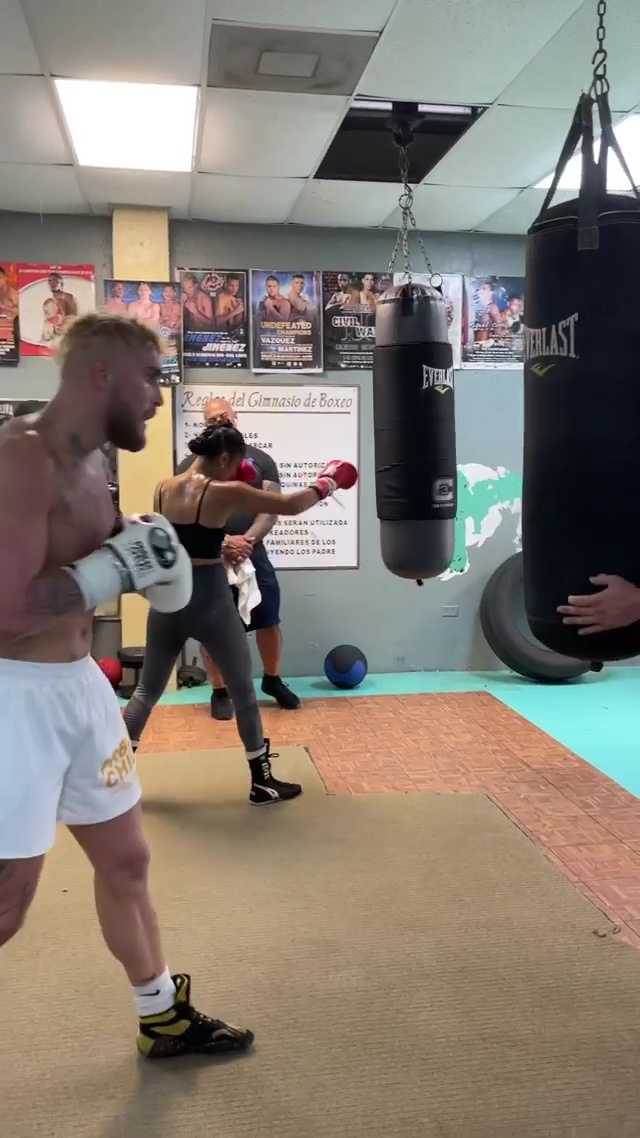 Amanda Serrano shows Jake Paul in training, while fans are more impressed by the world champion in background