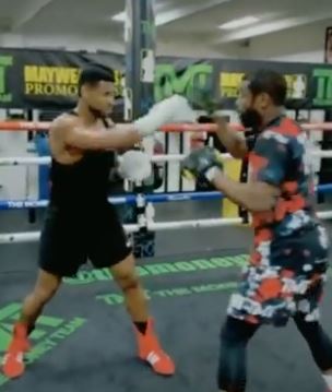 Floyd Mayweather and Usher work out together in a gym session.