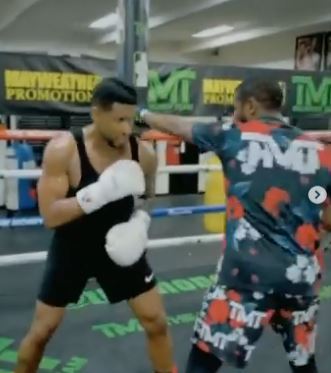 Floyd Mayweather and Usher work out together in a gym session.