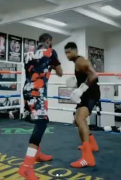Floyd Mayweather and Usher work out together in a gym session.