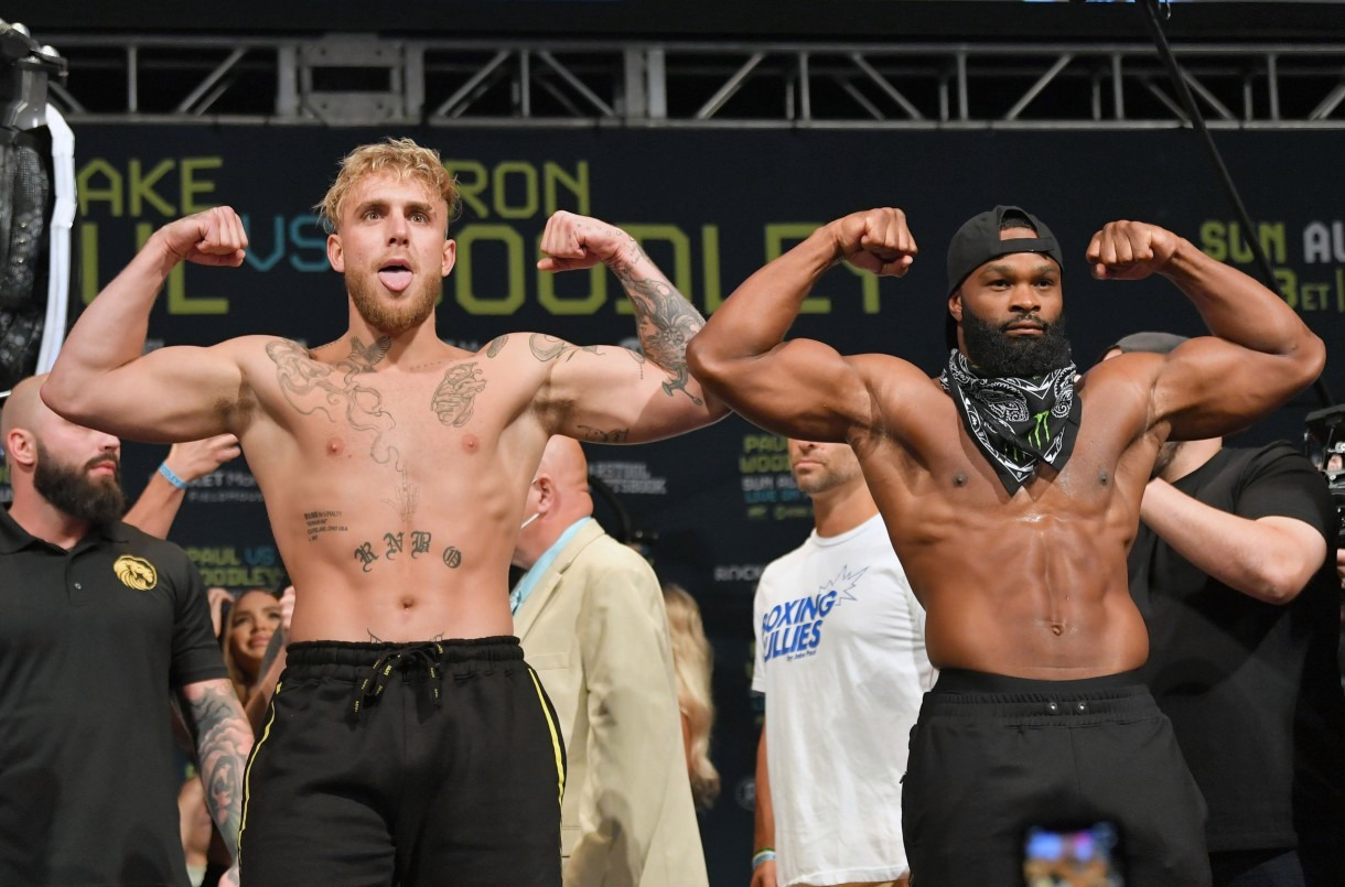 After facing Tyron Woodley, Jake Paul attempts and fails to replicate Floyd Mayweather's 'gotcha Hat' stunt.