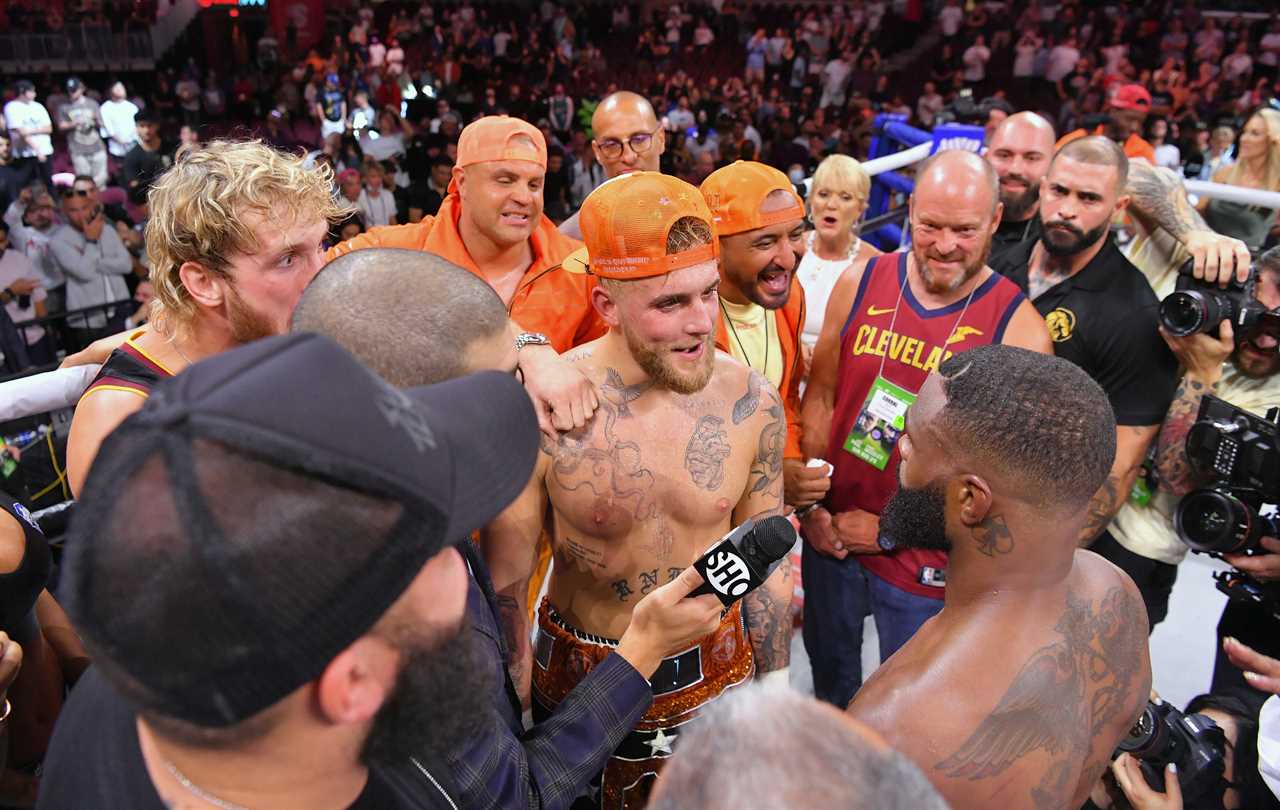 Watch Jake Paul being rocked and injured for the first time in his career. Tyron Woodley scores a huge hook during fight
