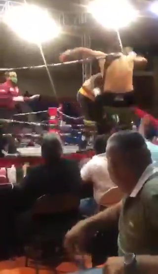 Watch as Eric Molina, Anthony Joshua's ex-opposit, is sent tumbling in ring COLLAPSES versus De la Torre