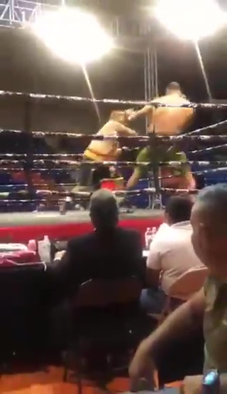 Watch as Eric Molina, Anthony Joshua's ex-opposit, is sent tumbling in ring COLLAPSES versus De la Torre
