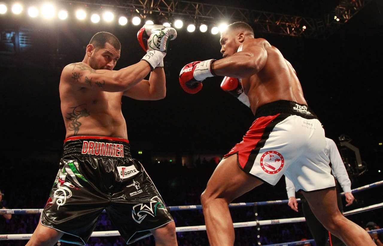 Watch as Eric Molina, Anthony Joshua's ex-opposit, is sent tumbling in ring COLLAPSES versus De la Torre
