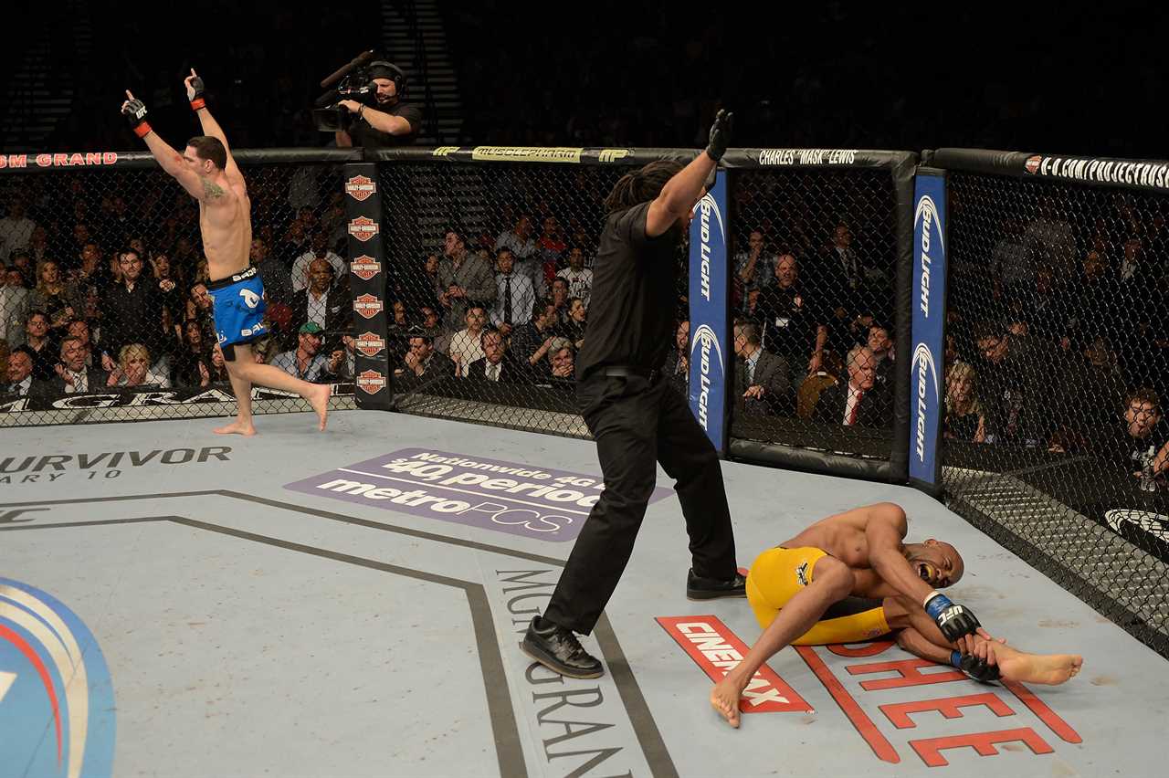 Anderson Silva, UFC legend, offers advice to Conor McGregor after his leg surgery