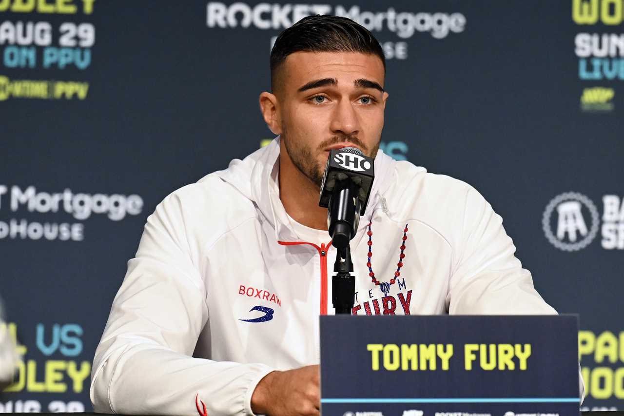 In a big last-minute decision, Tommy Fury and Anthony Taylor were changed to four rounds from six. This left both of them fuming.