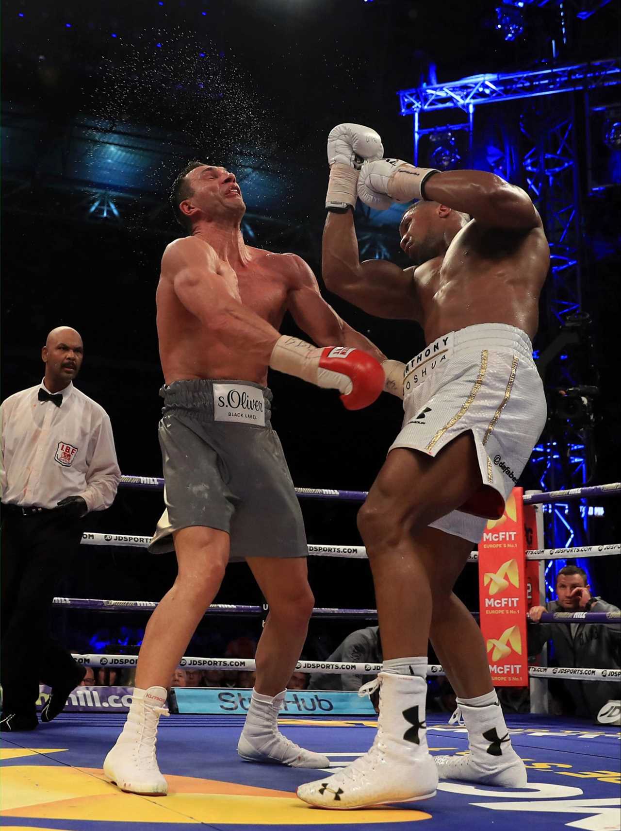 Eddie Hearn and Anthony Joshua make fun of each other's fatigue from Klitschko-Pulev fights, while trying to KO the pair.