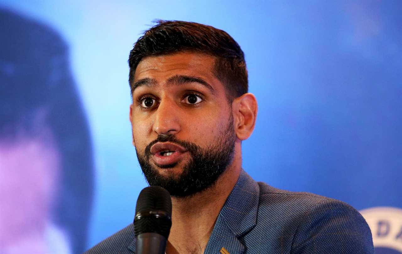 Cops remove Amir Khan from flight after he complains about Covid's face mask. Boxer protests his innocence