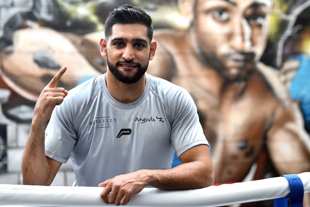 Cops remove Amir Khan from flight after he complains about Covid's face mask. Boxer protests his innocence