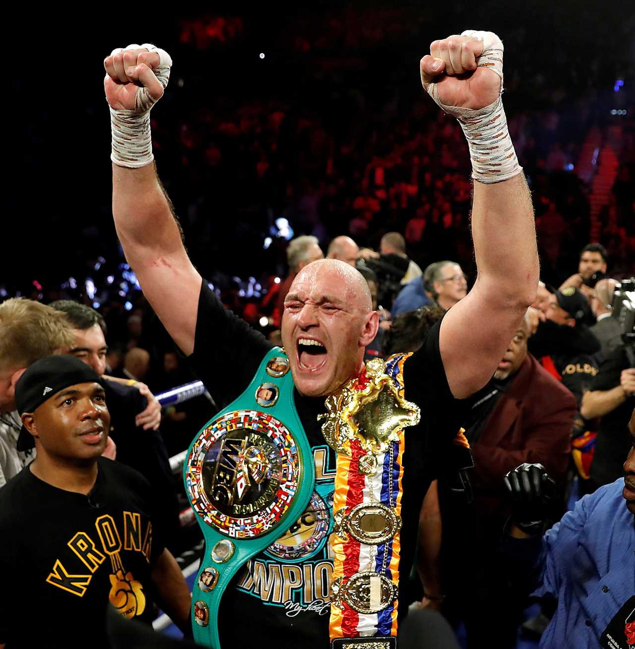 Tyson Fury cheering for Anthony Joshua, his rival in battle with Usyk. This is the PS200m British fight showdown