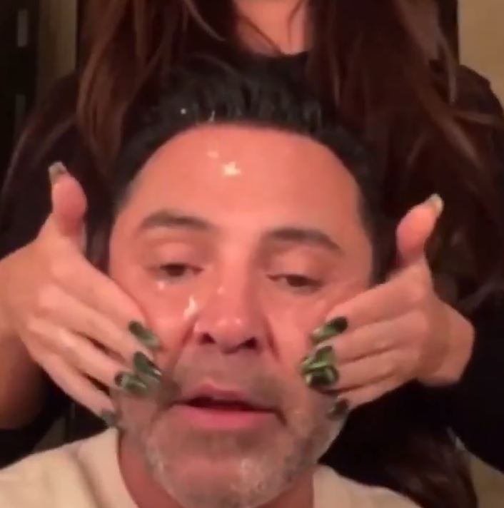 Oscar De La Hoya blasts Eddie Hearn over 'ruining Anthony Joshua’s career' while receiving a face-massage