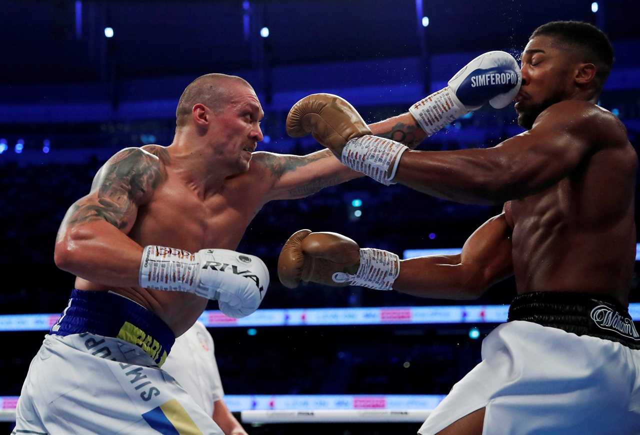 After his victory in masterclass over Anthony Joshua, Oleksandr Usyk is back at school with Mikhail, the new champ