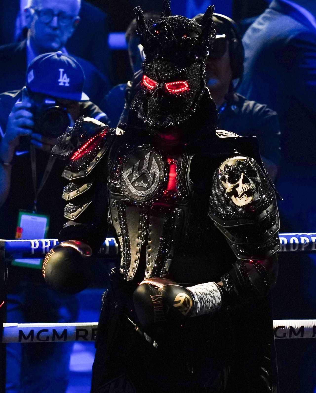 After claims that the costume was too heavy, Deontay Wilder is back in the same ring as the original ring outfit designers for Tyson Fury Trilogy fight.