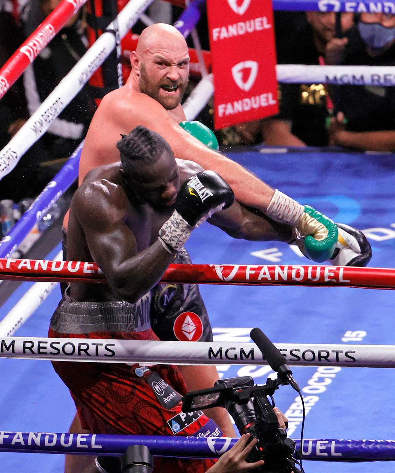 Watch the 'best knockout ever' by Tyson Fury as he beat Deontay wilder in 11th Round to win epic trilogy fight at Las Vegas