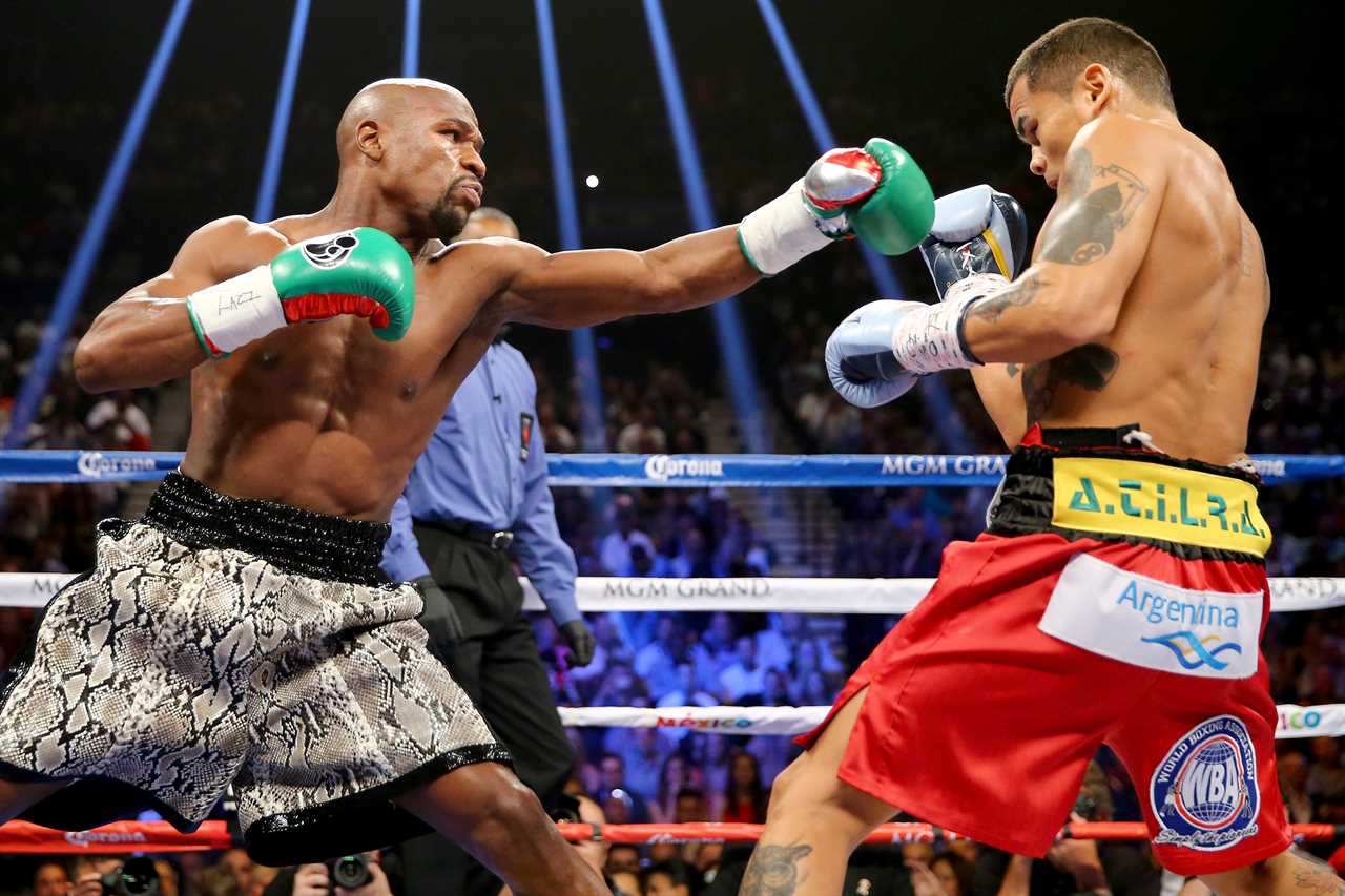 Floyd Mayweather defeated 15 WORLD CHAMPION Boxers in a row, before Conor McGregor's 2017 retirement fight.