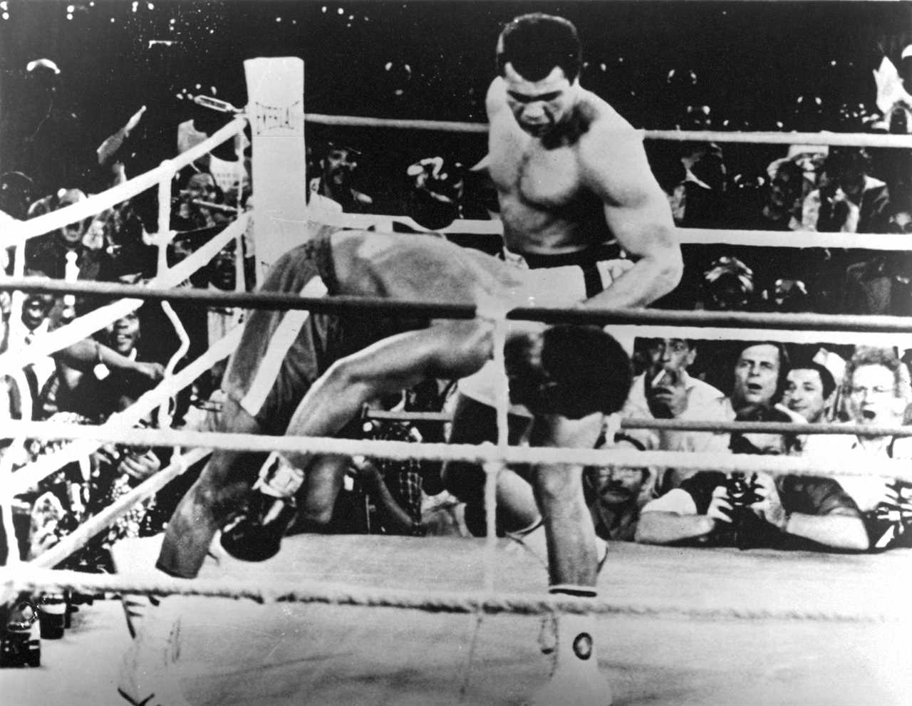 Although Tyson Fury's victory over Deontay wilder was thrilling, it does not make Colin Hart's top 5 heavyweight fights.