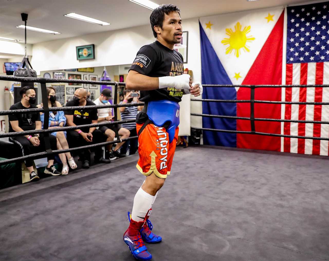 Manny Pacquiao's son Emmanuel Jr., 20 years old, trains with Canelo Alvarez, a superstar in the field of athletics. He hopes to follow his father's footsteps.