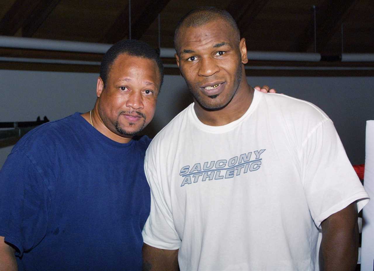 Anthony Joshua trains with Mike Tyson's former Usyk coach. This is a big hint that he might split from Rob McCracken
