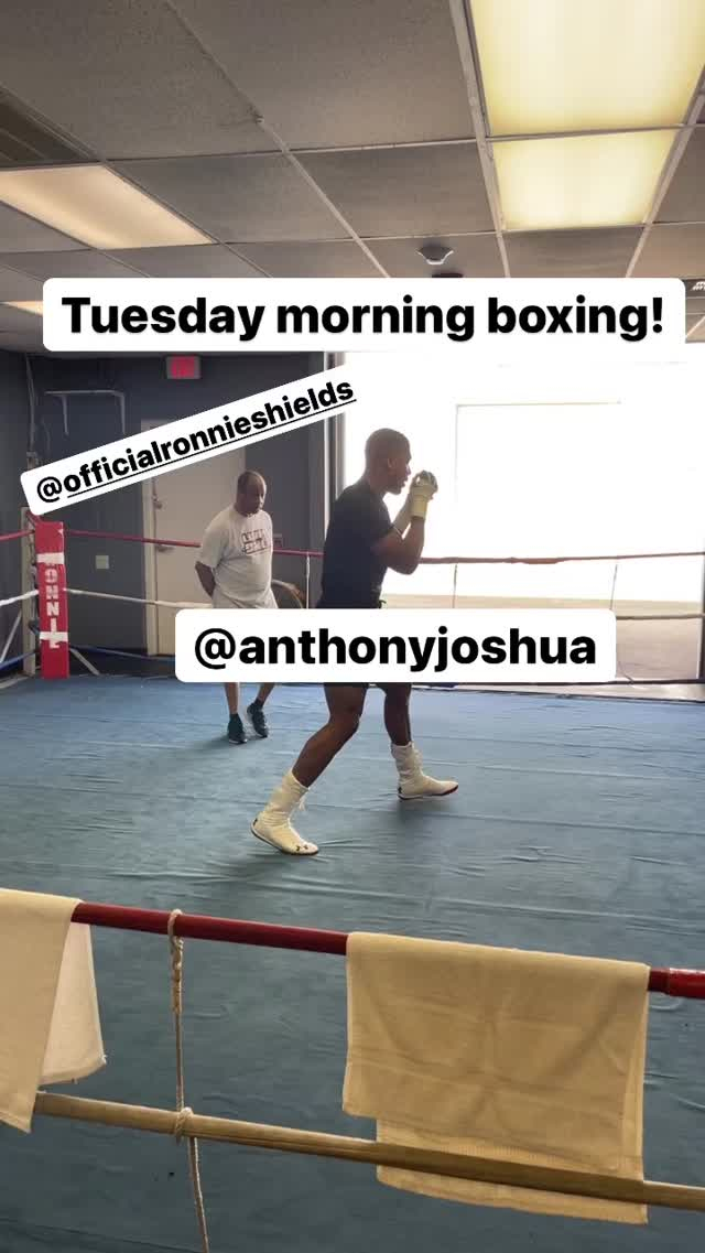 Anthony Joshua trains with Mike Tyson's former Usyk coach. This is a big hint that he might split from Rob McCracken
