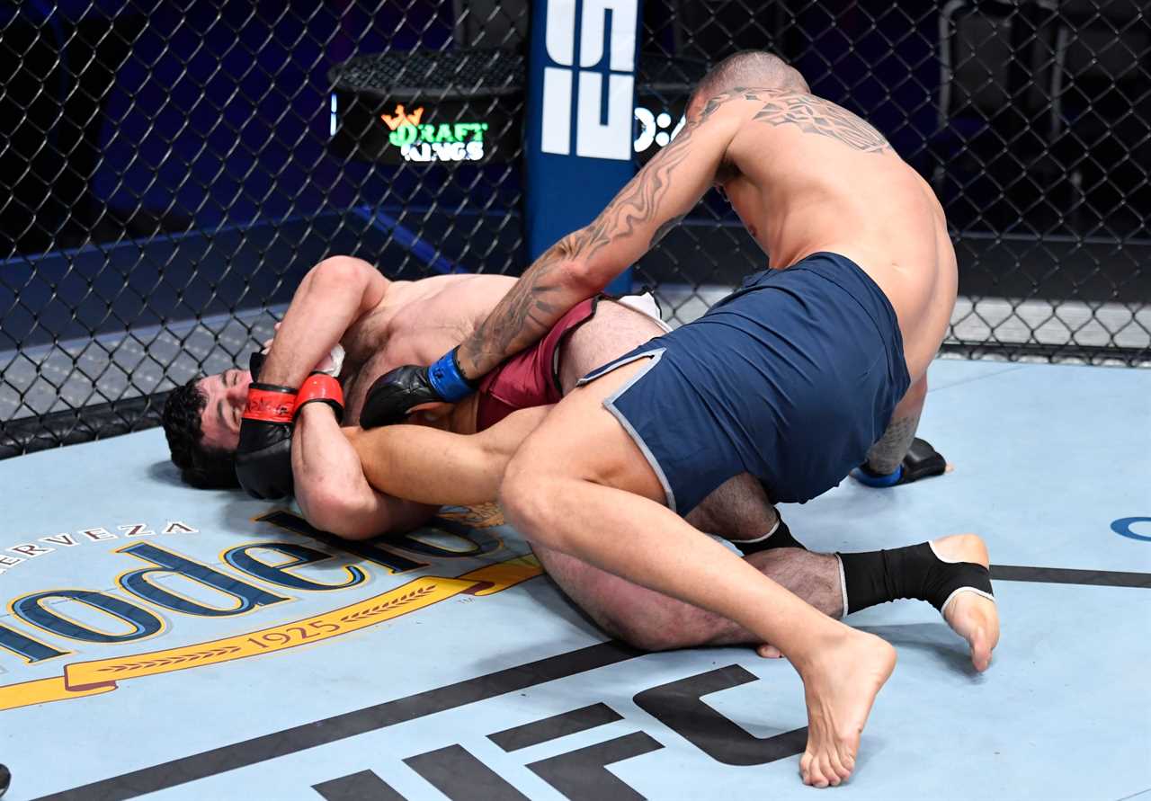 I'm going to be sick - UFC's new ace Omargadzhiev bends his opponent's knee before he screams in pain.