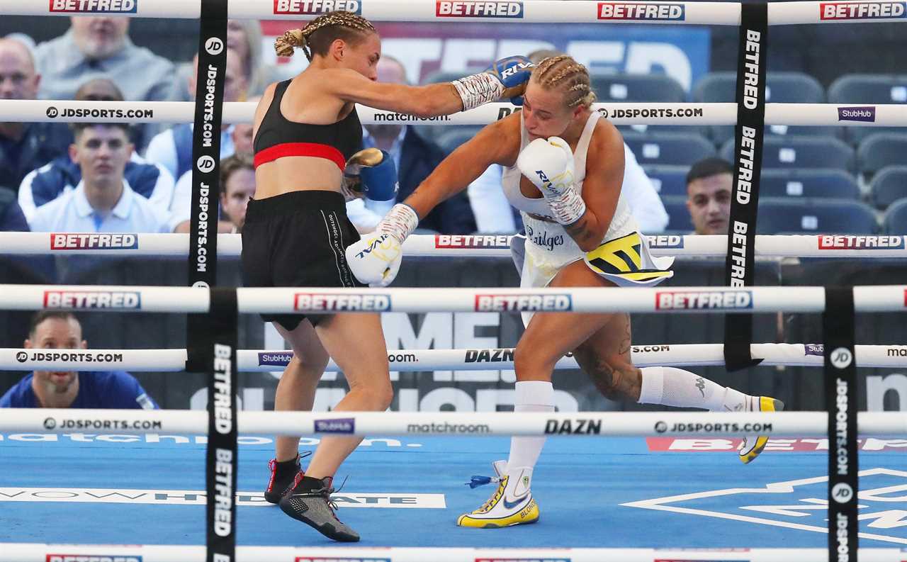 After posting a candid selfie from pre-dinner on Twitter, Ebanie Bridges, a stunning boxer, leaves his fans feeling hot under the collar