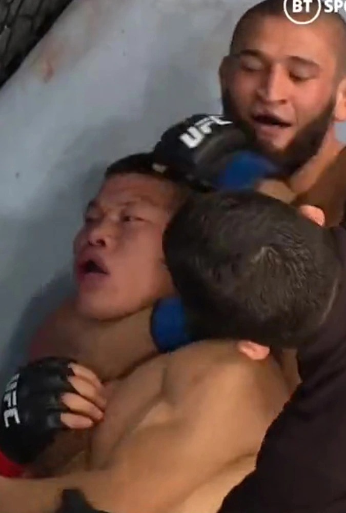 UFC 267: Jingliang UNCONSCIOUS is choked by Khamzat Chimaev in a spectacular return to a potentially career-ending Covid fight