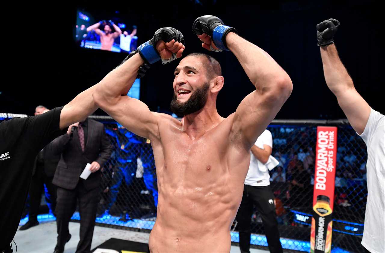UFC 267: Jingliang UNCONSCIOUS is choked by Khamzat Chimaev in a spectacular return to a potentially career-ending Covid fight