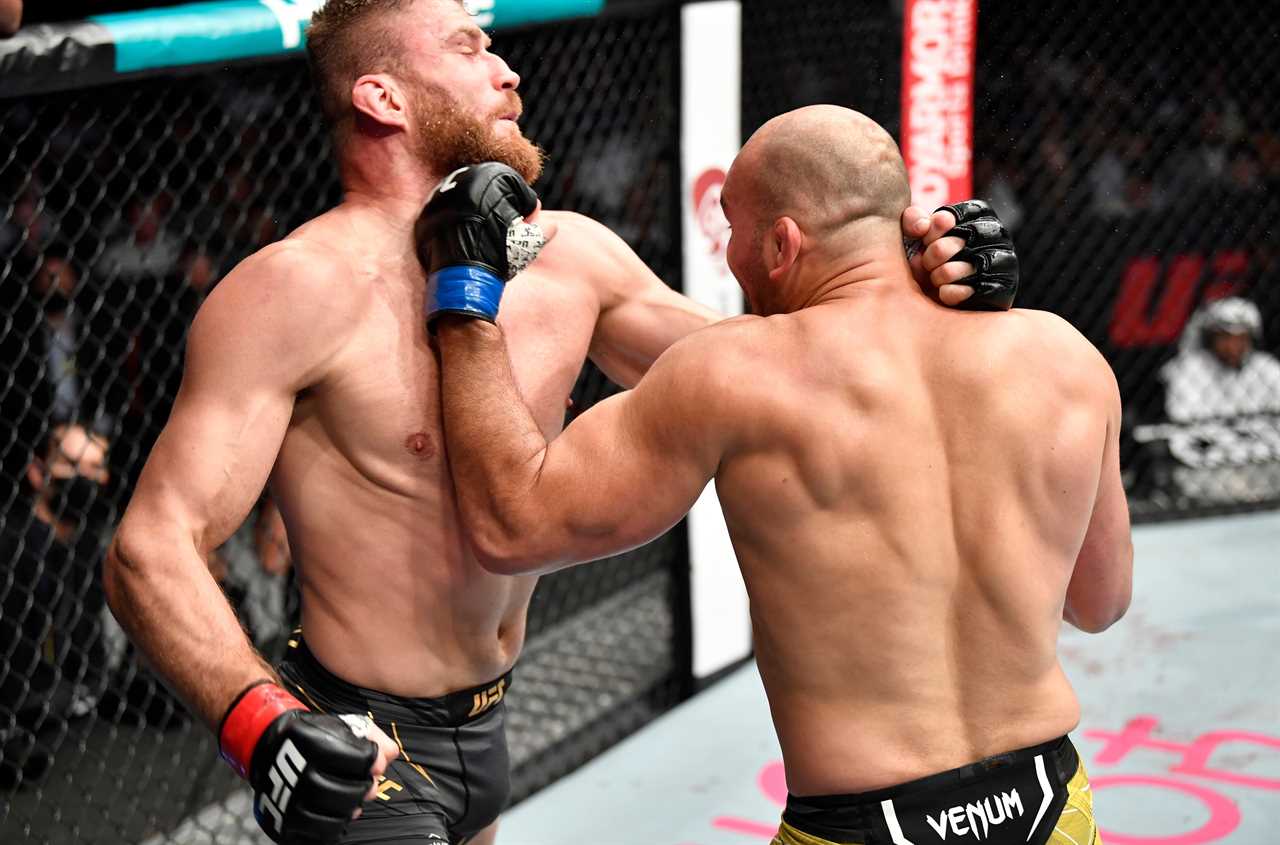 UFC 267: Glover Teixeira (42), becomes the oldest UFC champion with a stunning defeat of Jan Blachowicz at Fight Island