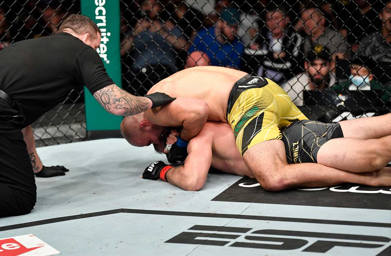 UFC 267: Glover Teixeira (42), becomes the oldest UFC champion with a stunning defeat of Jan Blachowicz at Fight Island