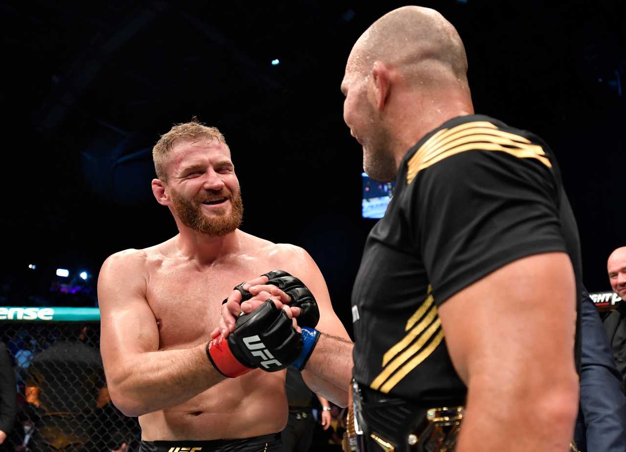 UFC 267: Glover Teixeira (42), becomes the oldest UFC champion with a stunning defeat of Jan Blachowicz at Fight Island