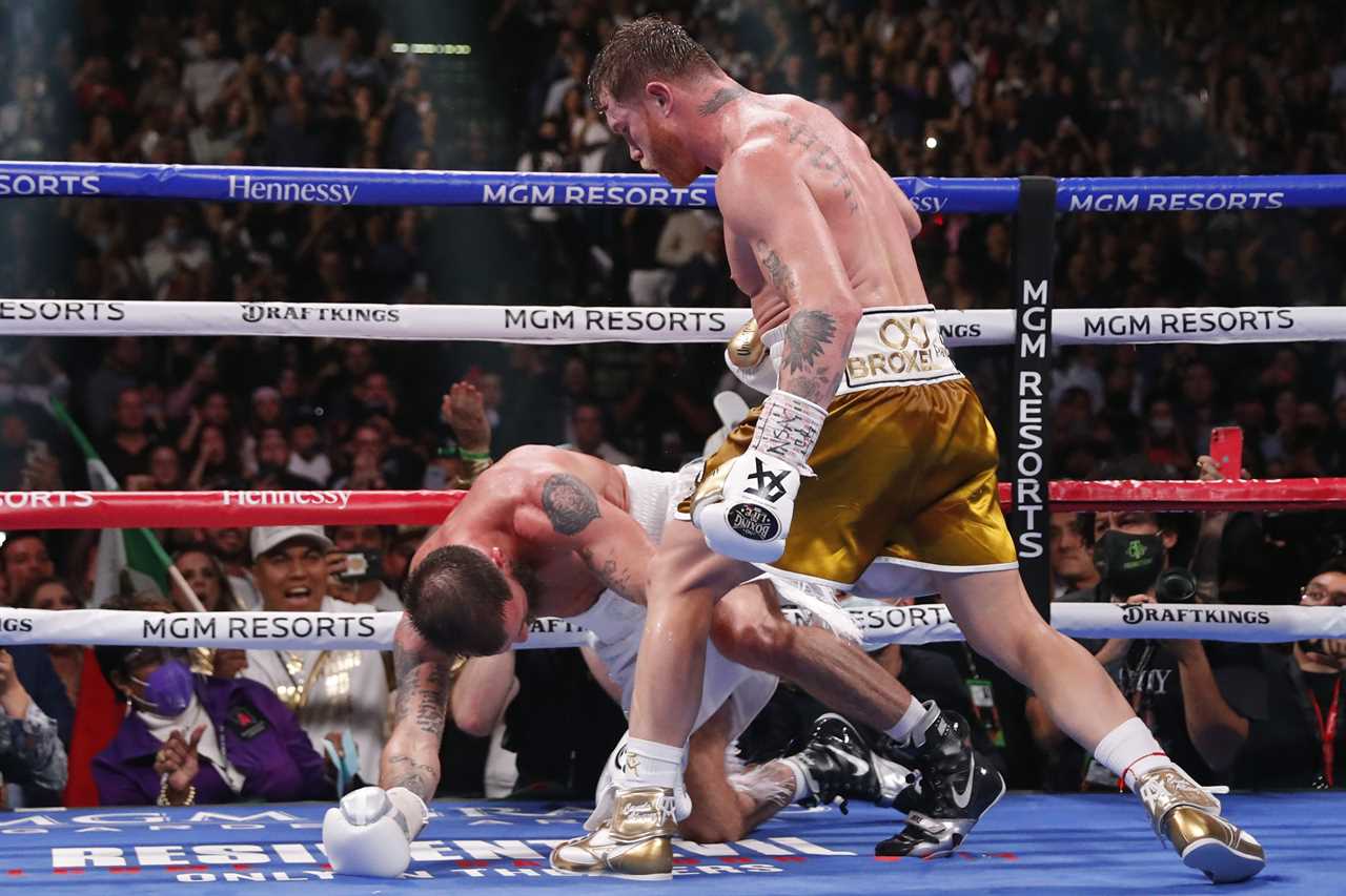 Canelo Alvarez leads on all three scorecards prior to KO of Caleb Plant, with one judge scoring EIGHT rounds in favor of Mexican