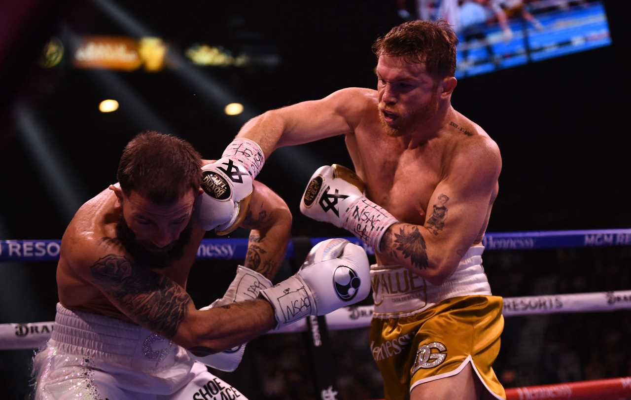 Canelo Alvarez defeats Caleb Plant in the 11th round of KO to win undisputed champion