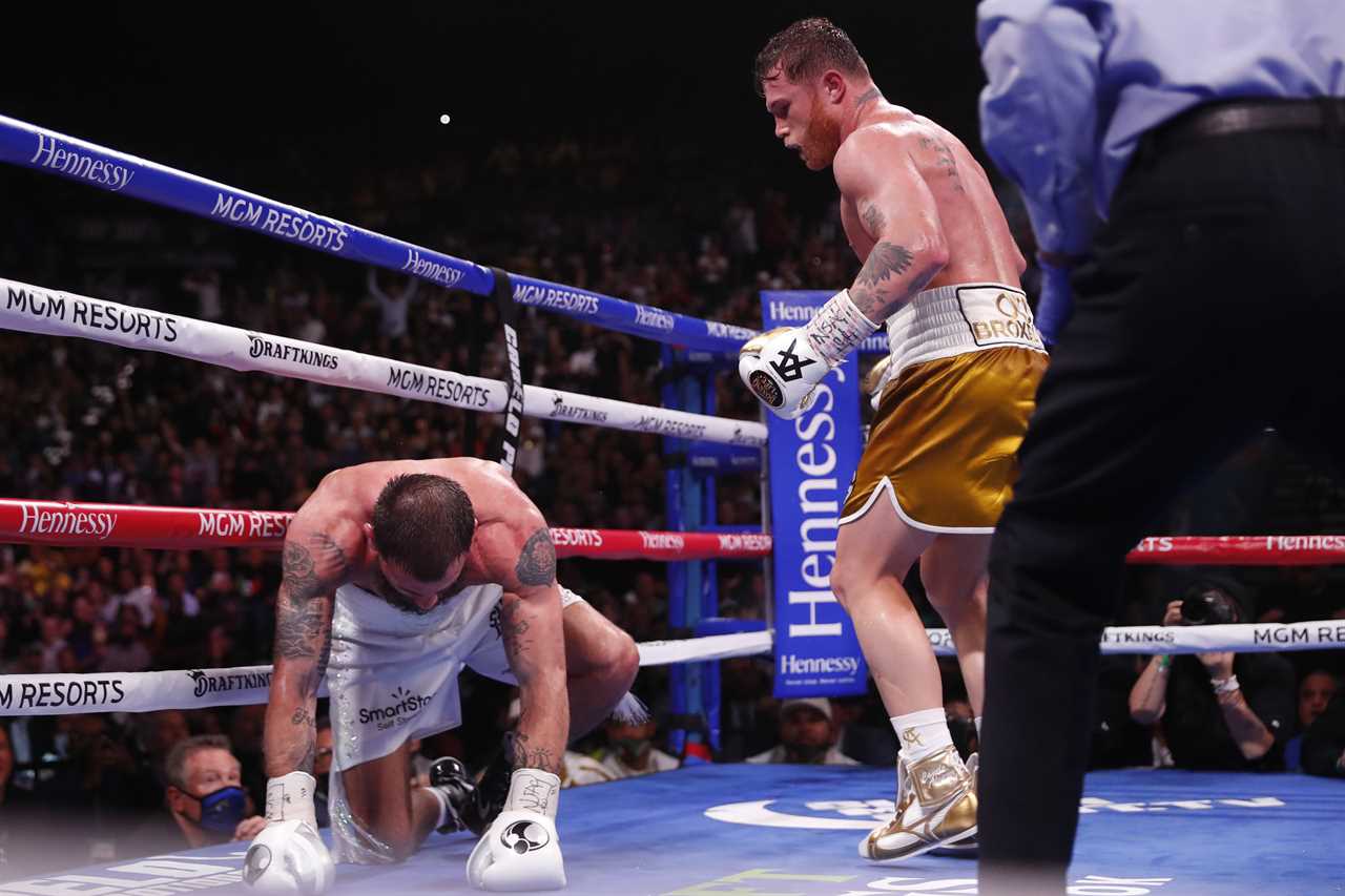 Canelo Alvarez defeats Caleb Plant in the 11th round of KO to win undisputed champion