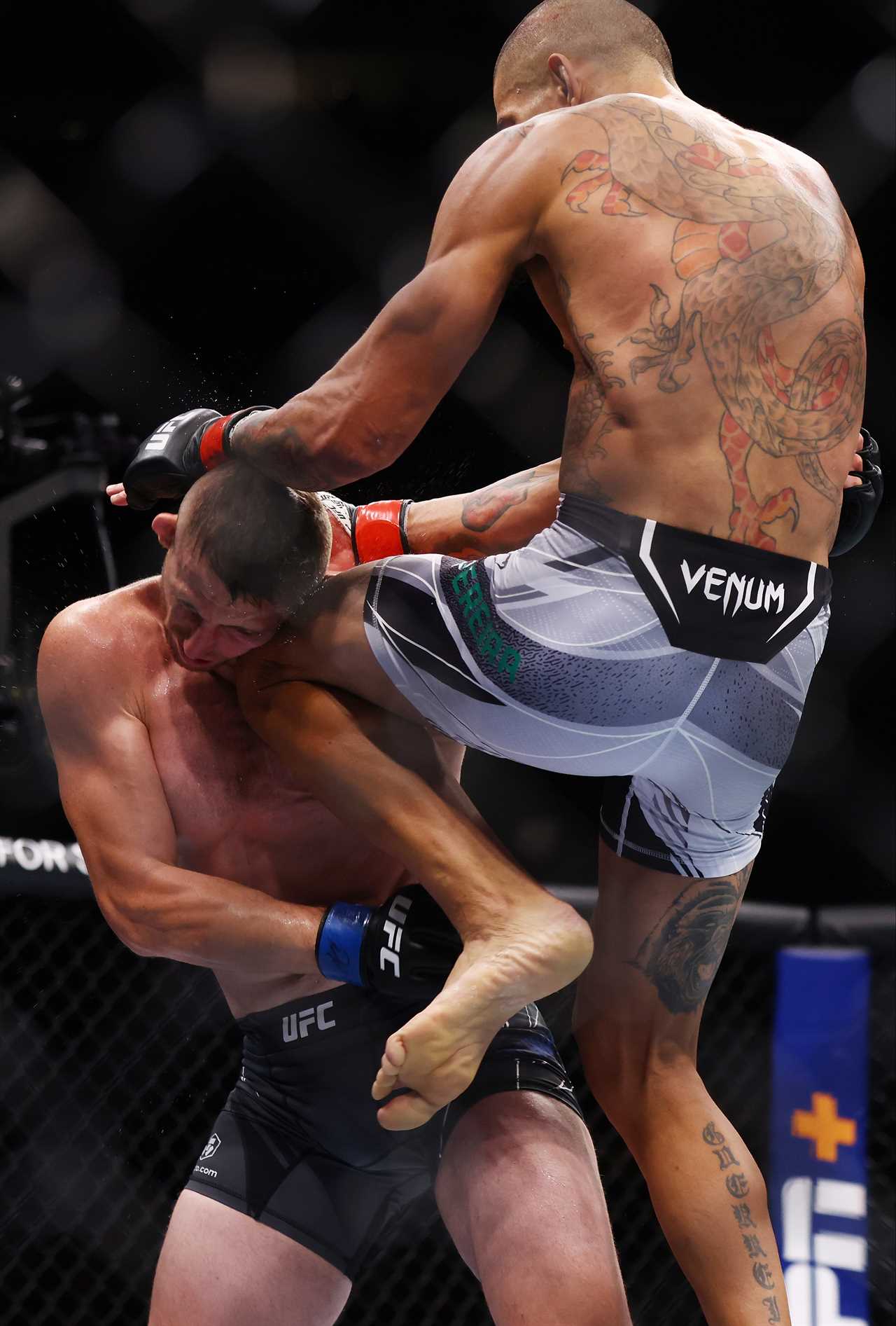 Watch Alex Pereira make a stunning UFC debut by submitting Andreas Michailidis to a brutal knee.
