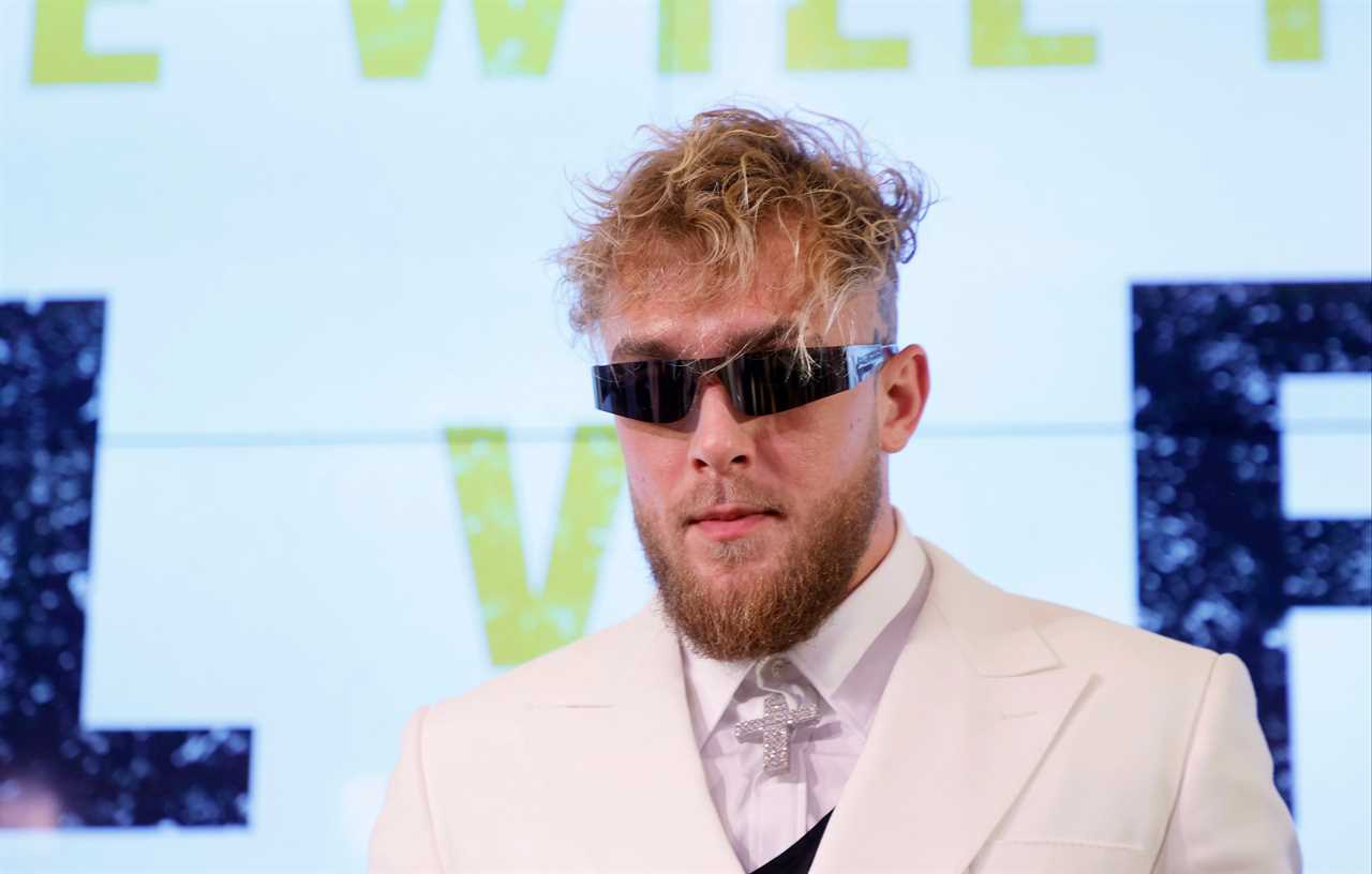 Tommy Fury misses Jake Paul's press conference because of a family emergency. A rival pays respect for Love Island star.