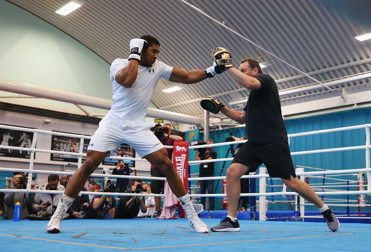 Anthony Joshua offers chance to train with former Manny Pacquiao coach in preparation for Usyk rematch