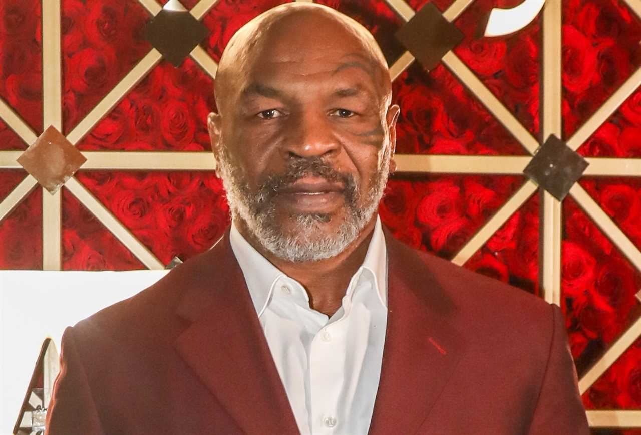 Anthony Joshua urges to follow Mike Tyson's lead at new gym to defeat Fury and Usyk.