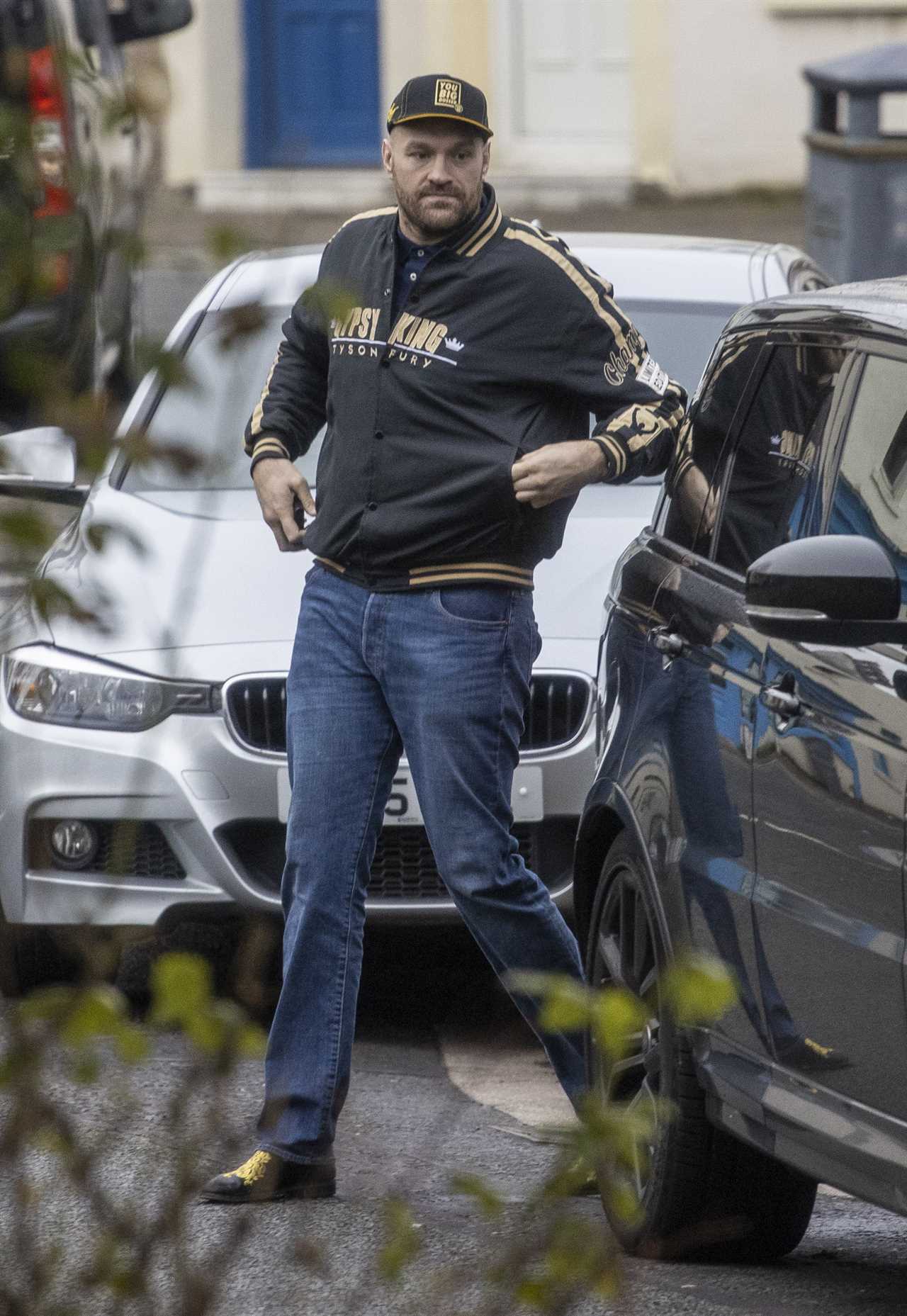 After an eight-hour party night with party girls, Tyson Fury was seen with his brother Tommy.