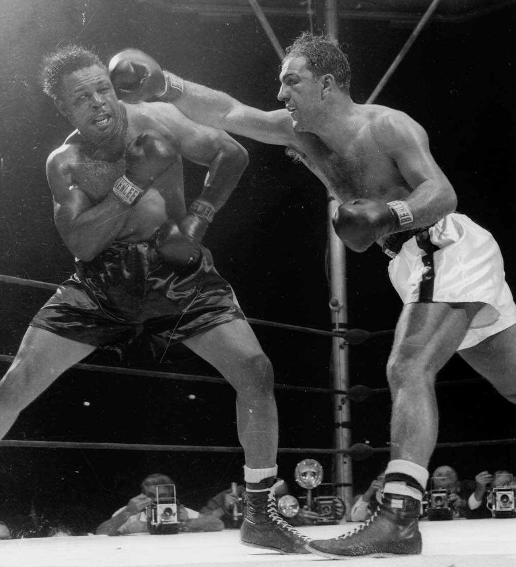 Ten boxers have the longest winning streaks: Julio Cesar Chavez and Roberto Duran, as well as Floyd Mayweather Jr.