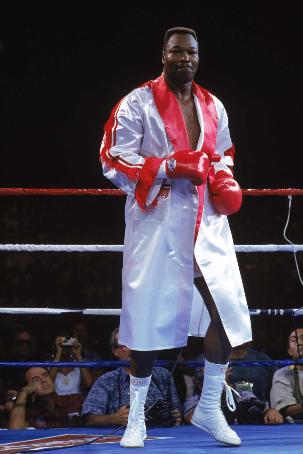Ten boxers have the longest winning streaks: Julio Cesar Chavez and Roberto Duran, as well as Floyd Mayweather Jr.