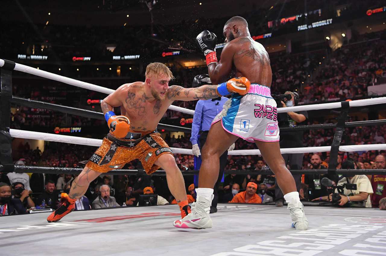 As Jake Paul fights, Tommy Fury shows off his skillful defense against 6ft 7in boxer.