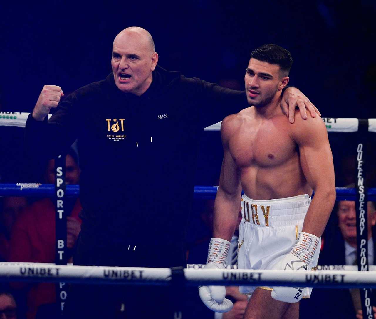 Tommy Fury sparring with 'top class children' who are supposedly world champions in camp for Jake Paul fight. Dad John