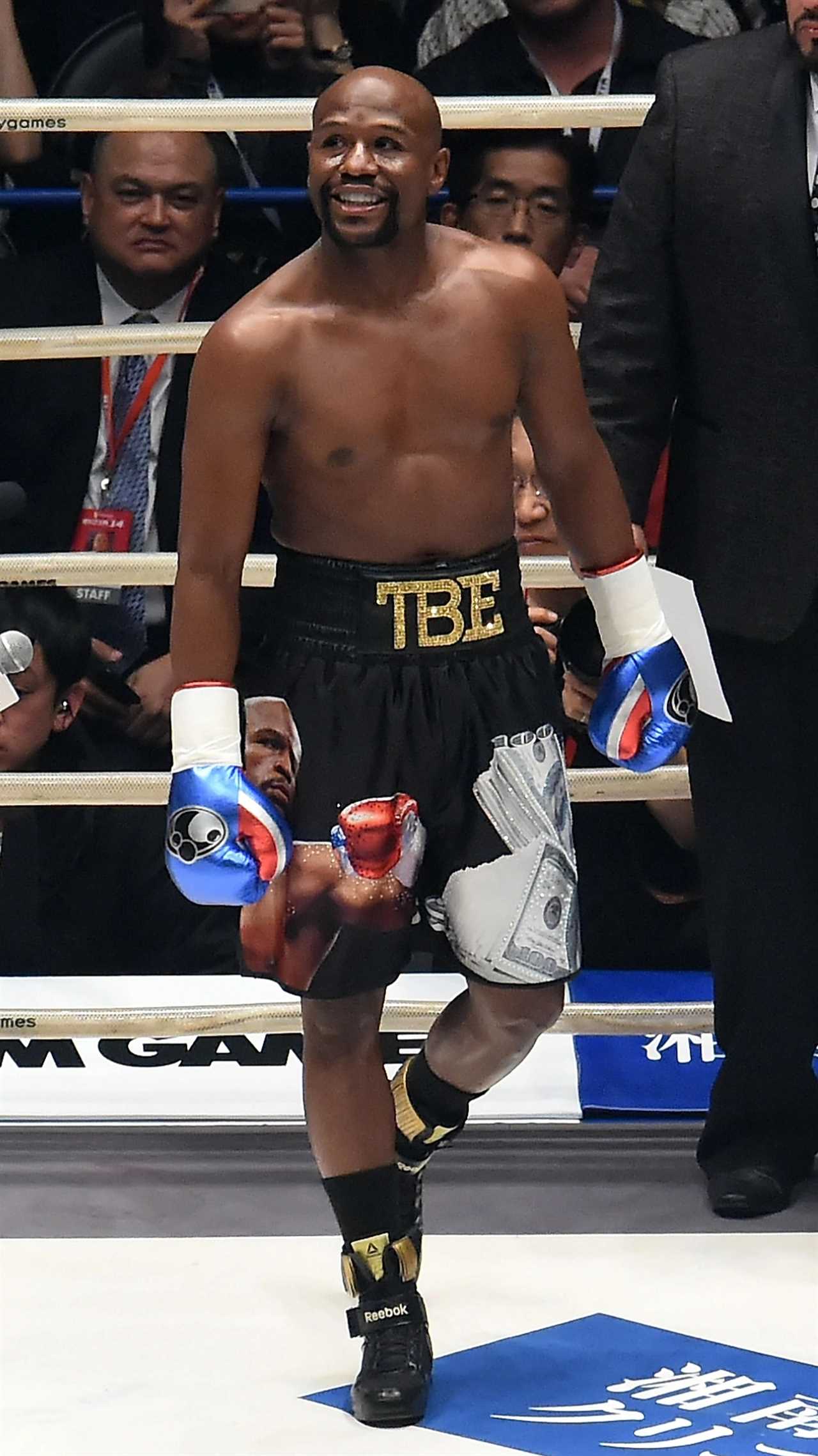 Oscar De La Hoya (48) calls Floyd Mayweather (44), for a sensational boxing match after a spell in hospital with Covid