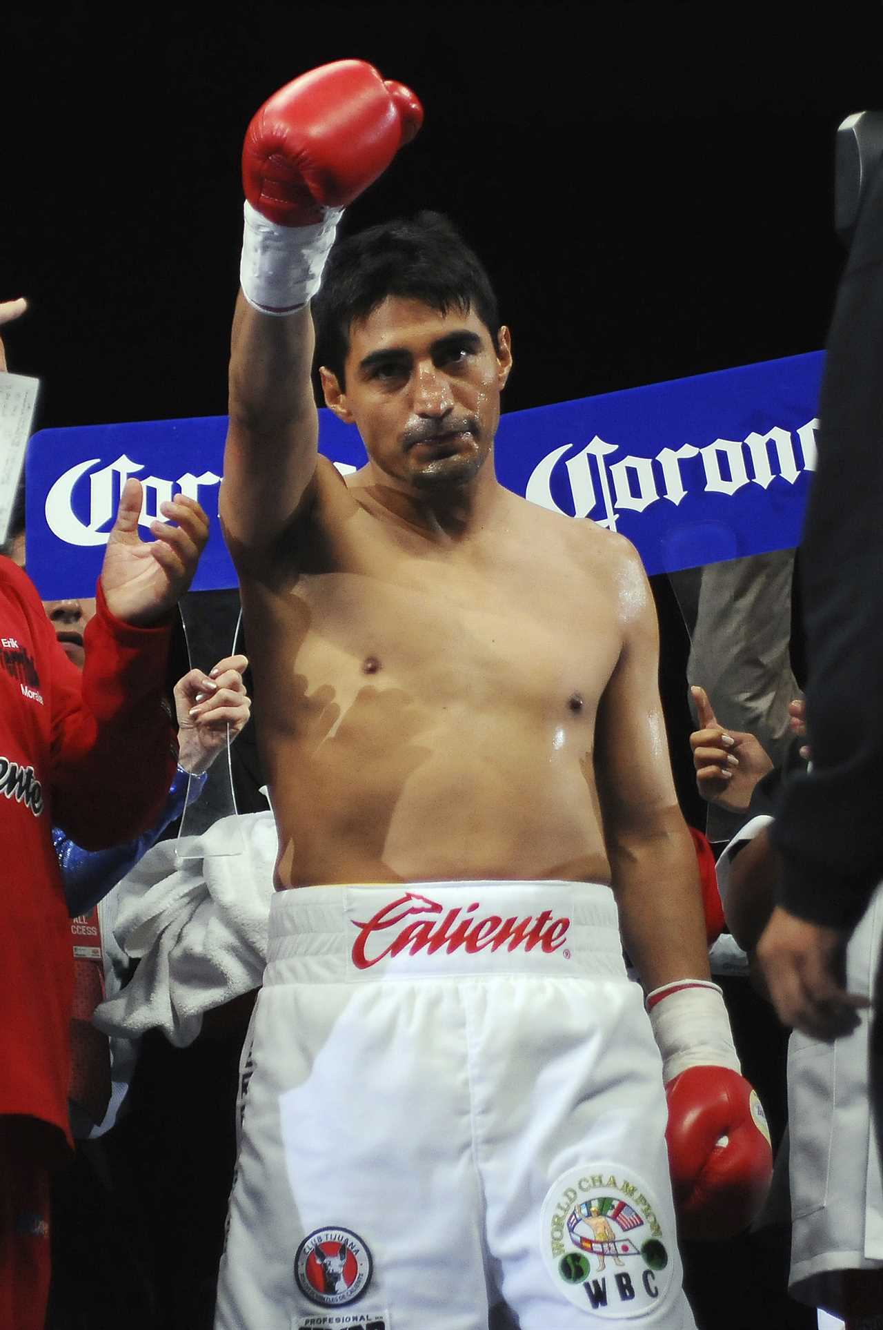 Fernando Morales dies at 23: Erik, the boxing legend, is left devastated after his tragic death. Tributes pour in