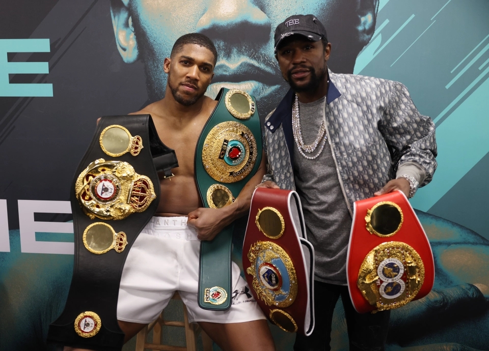 Floyd Mayweather offers to coach Anthony Joshua in Oleksandr Usyk Title rematch training and advises on splitting from Rob McCracken