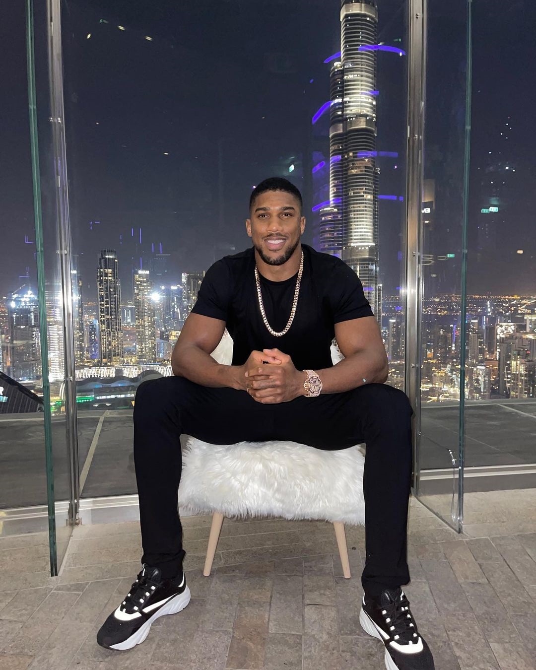 Anthony Joshua channeled James Bond's inner James Bond, showing off his bulging muscles in the ocean after refusing Usyk fight.