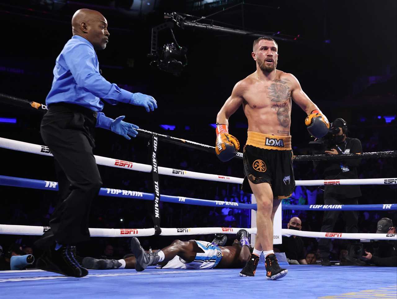 Watch Vasiliy Lomachenko quit boxing halfway through round to allow BEG Richard Commey to throw in the towel during bout