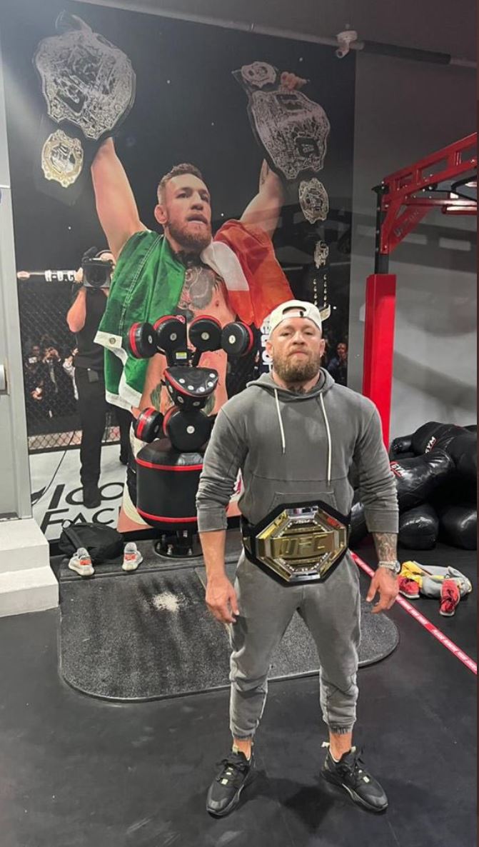 Conor McGregor demands a fight with Charles Oliveira because he has worn the UFC title belt since his victory over Dustin Poirier