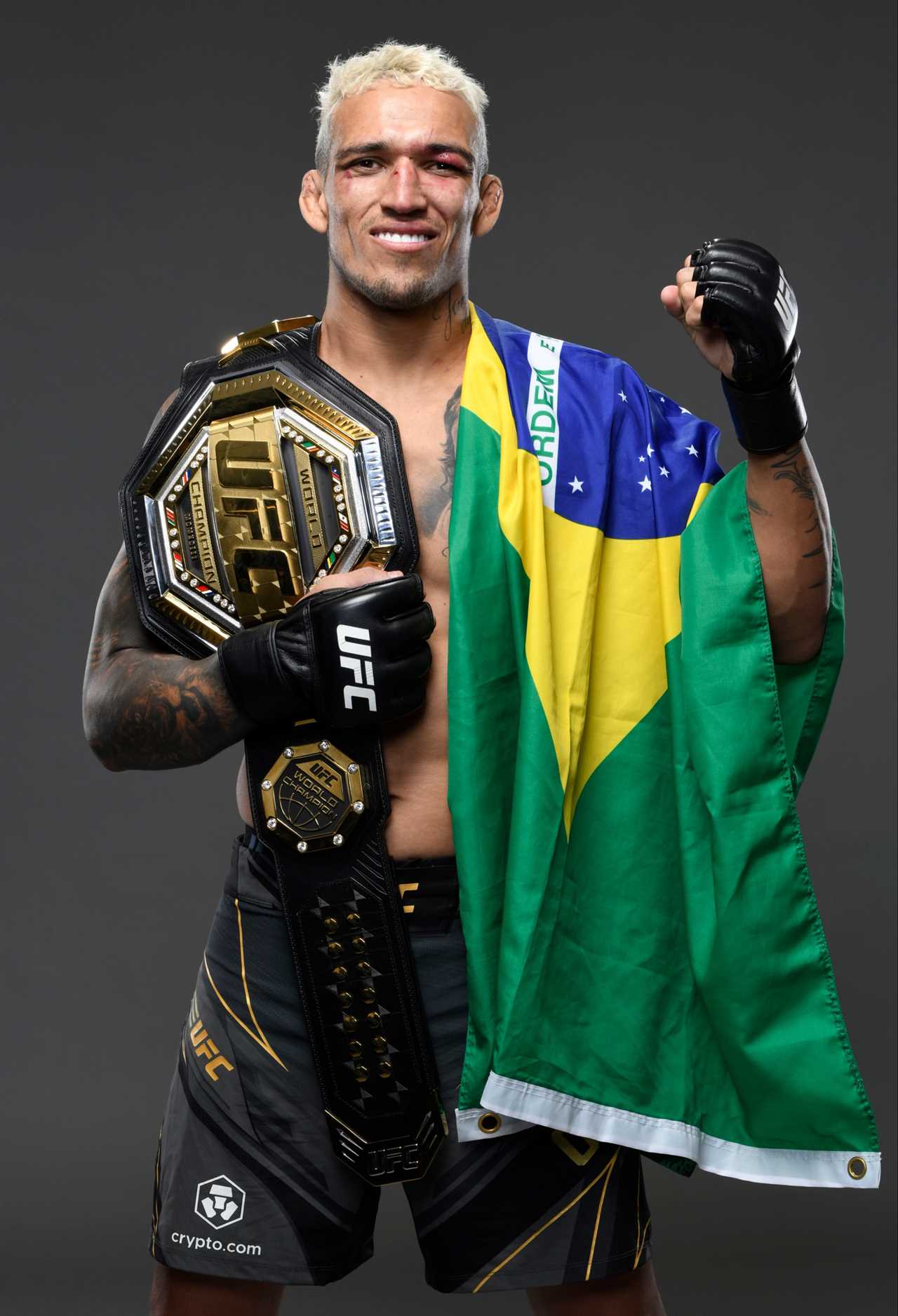 Conor McGregor demands a fight with Charles Oliveira because he has worn the UFC title belt since his victory over Dustin Poirier